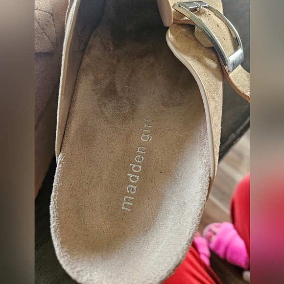 Women's Shoes. - Picture 2 of 11